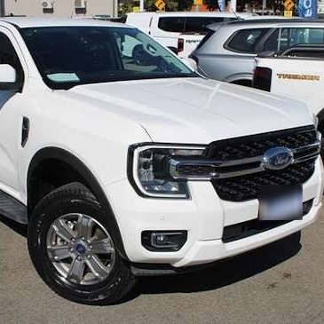White Ford Ranger XLT dual cab